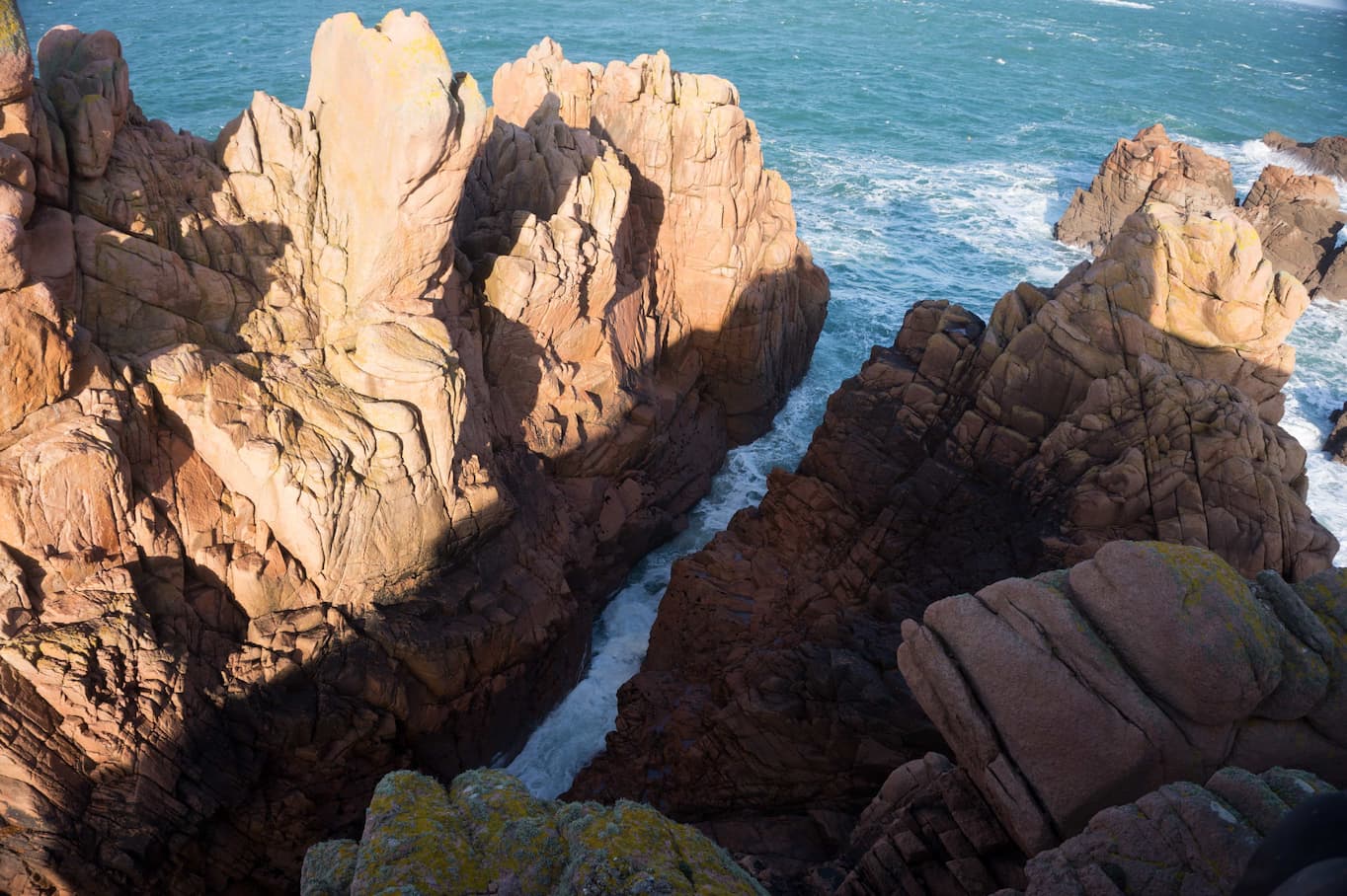 Falaises et vagues au bord de mer de l'île de Bréhat